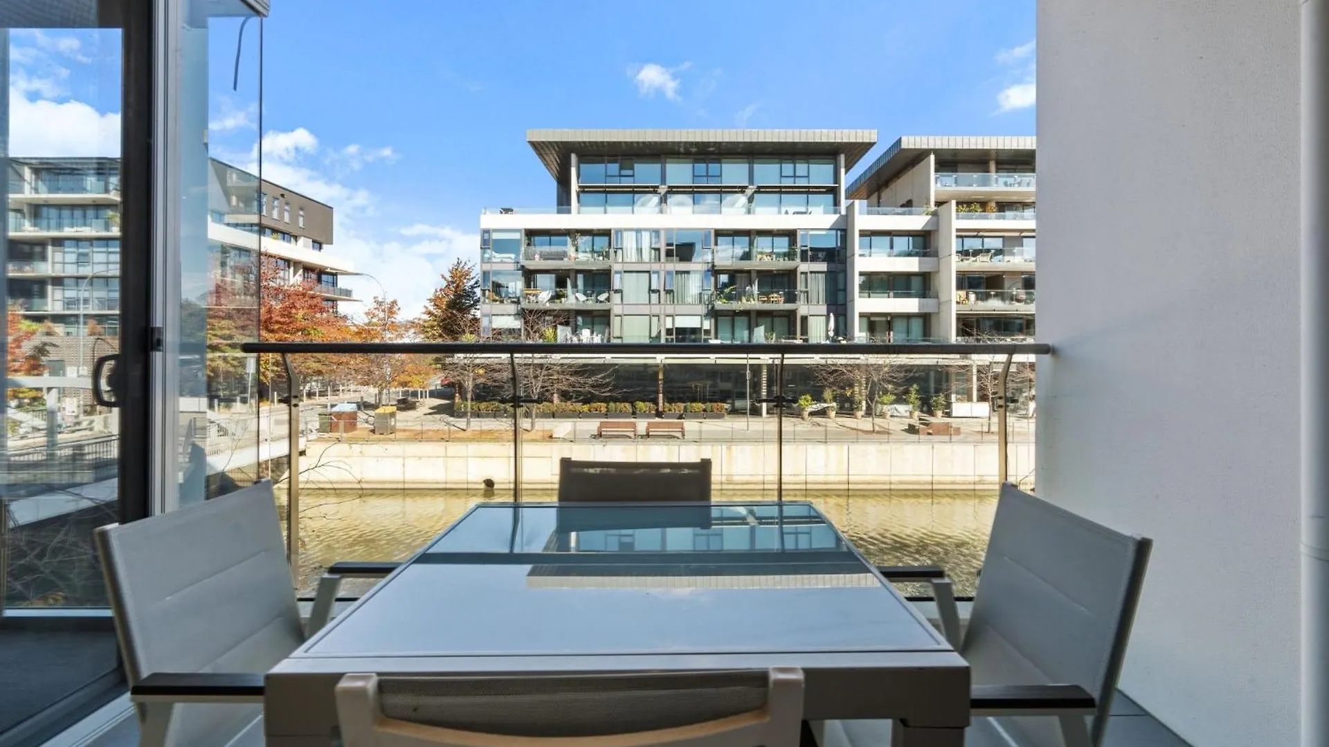 Spacious Lakefront Apartment With Pool Access Kingston Australia