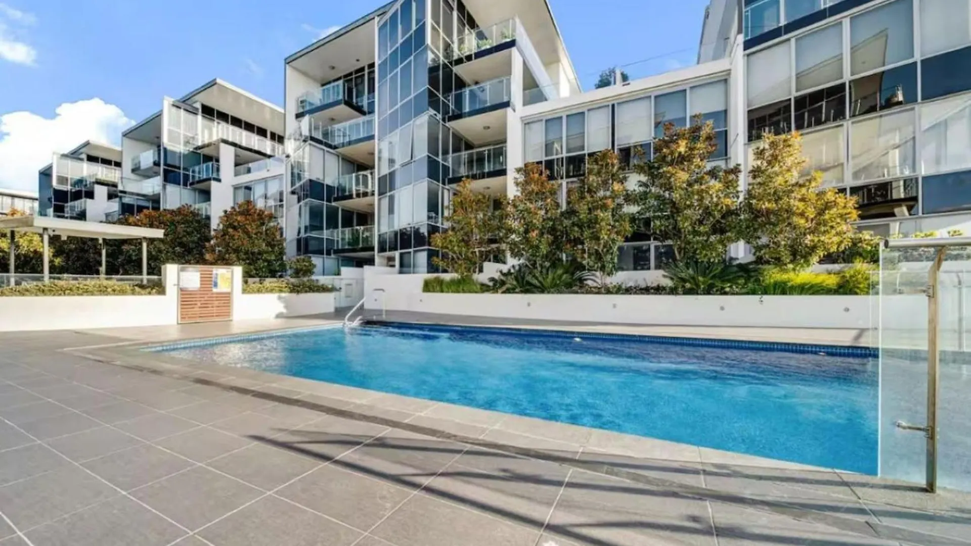 Spacious Lakefront Apartment With Pool Access Kingston